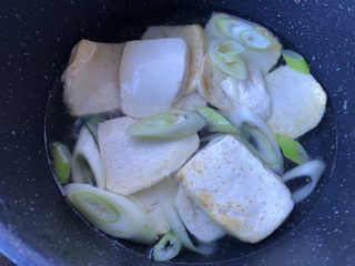 11、蘑菇炖豆腐,倒入适量的水。