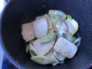 10、蘑菇炖豆腐,豆腐大葱翻炒均匀。