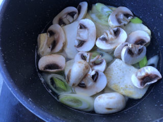 12、蘑菇炖豆腐,再加入蘑菇，烧开。