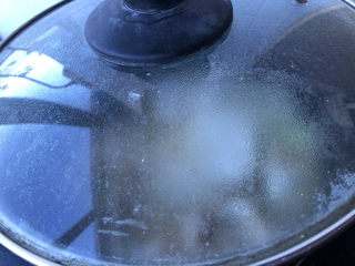 14、蘑菇炖豆腐,加盖小火慢慢炖几分钟。