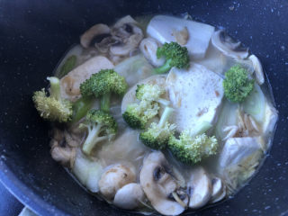 15、蘑菇炖豆腐,继续再放西兰花炖一两分钟。