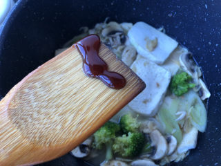 16、蘑菇炖豆腐,出锅前放入蚝油，鸡精。