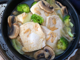 17、蘑菇炖豆腐,还可以再撒点胡椒粉调味。