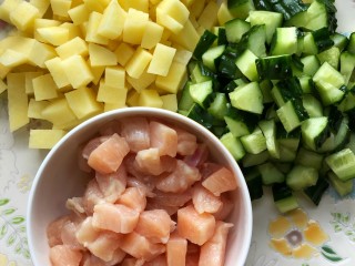 2、炒三丁,所有食材切成丁