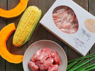 1、承味 甜虾玉米汤,备好食材，南瓜、玉米、京葱、排骨、甜虾、黄油等。