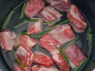 2、承味 甜虾玉米汤,排骨放少量京葱炖汤，作为这份浓汤的汤底。