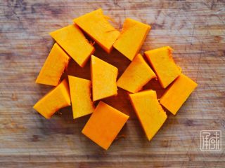 3、承味 甜虾玉米汤,南瓜切小块。