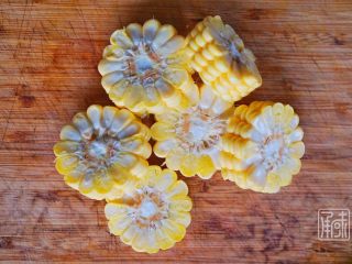 4、承味 甜虾玉米汤,玉米切段。