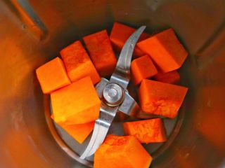 6、承味 甜虾玉米汤,将南瓜放入料理机中。