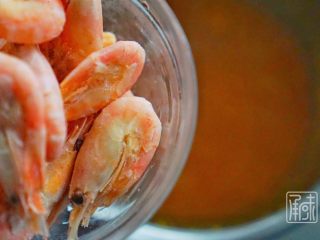9、承味 甜虾玉米汤,最后加入甜虾，煮制五分钟即可。
