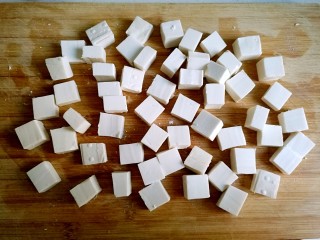 1、红烧豆腐,豆腐用刀切成小块。