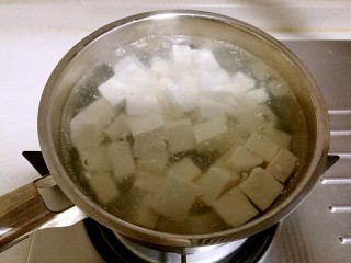 2、红烧豆腐,锅中烧水，水开后放入豆腐，煮一会儿后捞出。