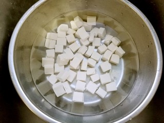 3、红烧豆腐,放入冷水中冷却，然后控干水份。