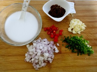 4、红烧豆腐,把洋葱，大蒜，小米椒，小葱切碎，准备好豆瓣酱，生粉加水混合均匀备用。