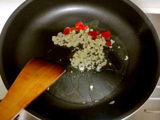 5、红烧豆腐,锅里放油，放入大蒜，小米椒爆香。