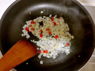 6、红烧豆腐,放入洋葱炒出香味。