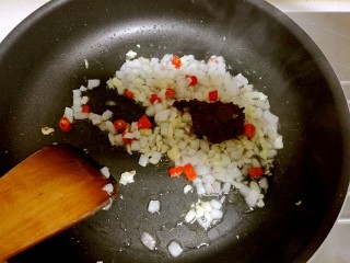 7、红烧豆腐,放入豆瓣酱。