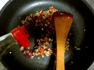 8、红烧豆腐,放入白胡椒粉，生抽。