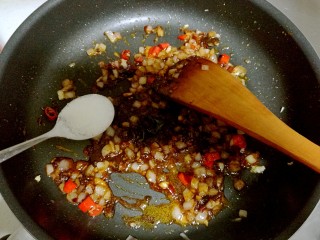 9、红烧豆腐,放入少许白糖翻炒均匀。