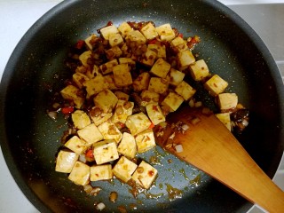 11、红烧豆腐,用锅铲背部轻推，混合均匀。