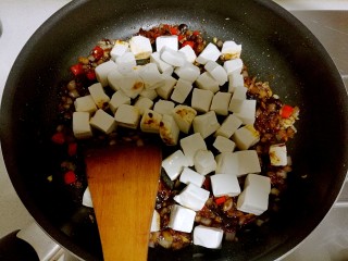 10、红烧豆腐,把控干水的豆腐倒入锅中。