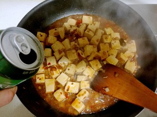 12、红烧豆腐,放半罐啤酒，盖上锅盖焖一会儿。
