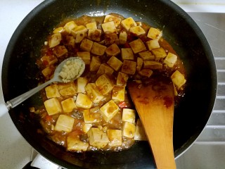 14、红烧豆腐,尝尝咸淡再决定是否加盐，再放入鸡精。