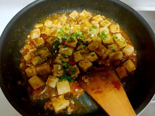15、红烧豆腐,然后洒上葱花。