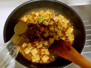 16、红烧豆腐,淋入芝麻油即可出锅。