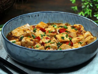 17、红烧豆腐,盛碗上桌，非常好吃。