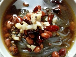 10、开胃解馋的酸辣粉,倒入煮好的汤