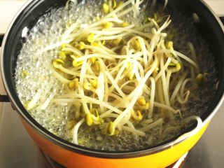 3、水煮肉片,汤锅加水，烧开后先下入黄豆芽煮几分钟，熟了后再下入芹菜，芹菜比较容易熟，煮一分钟即可，煮老了就不好吃了。