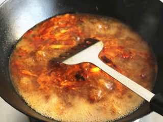 7、水煮肉片,加入适量水煮开，尝尝味道加盐调味。