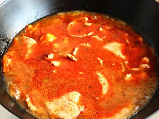 9、水煮肉片,等待再次煮开，肉片就熟了，千万不要煮太老，不然就不好吃了。