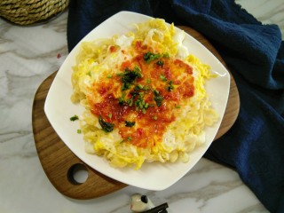 1、#咸味#泡面卧俩蛋（泡面另类吃法）,先上个成品图，有没有诱惑到你呢！满盘都是蛋啊，看不到面。