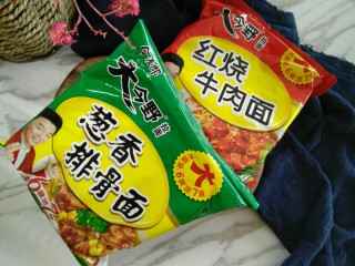 2、#咸味#泡面卧俩蛋（泡面另类吃法）,接下来，准备泡面，喜欢啥样的买啥样的。