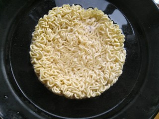 3、#咸味#泡面卧俩蛋（泡面另类吃法）,热水冲泡泡面，吃多少袋就泡几袋。别饿着了自己！哈哈！