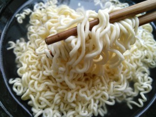 4、#咸味#泡面卧俩蛋（泡面另类吃法）,大概泡三分钟左右，这样面既软又不烂的时候，捞出。