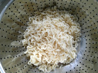 5、#咸味#泡面卧俩蛋（泡面另类吃法）,捞出后，用凉水冲洗几遍。