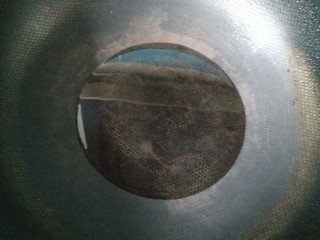 7、#咸味#泡面卧俩蛋（泡面另类吃法）,准备炒锅，放入适量食用油，中小火。