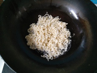 8、#咸味#泡面卧俩蛋（泡面另类吃法）,放进一包泡面的半份。陷中小火炸制几分钟。