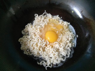 9、#咸味#泡面卧俩蛋（泡面另类吃法）,然后打入两枚鸡蛋。