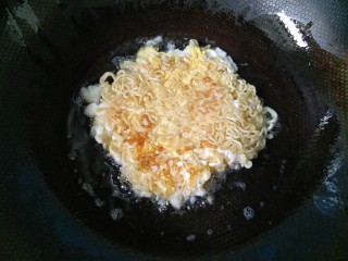 11、#咸味#泡面卧俩蛋（泡面另类吃法）,煎制下面焦黄色，定型后，翻面，大概煎一两分钟，就可以出锅。