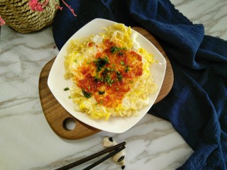 12、#咸味#泡面卧俩蛋（泡面另类吃法）,出锅后，抹上蒜蓉辣酱，撒上葱花或者香菜，一份香喷喷的泡面卧俩蛋，就呈现在你的餐桌上了。简单迅速。