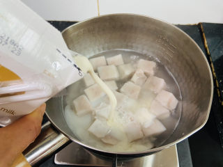 13、芋头西米露,倒入水牛奶