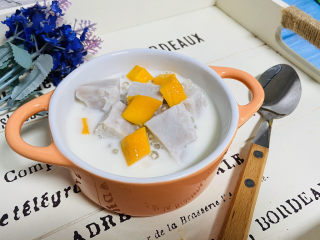 16、芋头西米露,盛入器皿中放上芒果粒