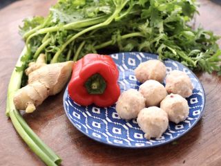 1、茼蒿墨鱼丸子汤,先把所有的食材备齐。