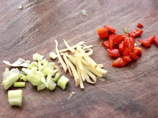 3、茼蒿墨鱼丸子汤,姜切丝葱切碎，红椒切丁。