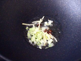 4、茼蒿墨鱼丸子汤,锅烧热后，倒入花生油烧至六成热时，放入八角小火慢慢炒出香味后，大火爆香葱姜。