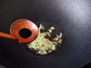 5、茼蒿墨鱼丸子汤,加入生抽调味调色。